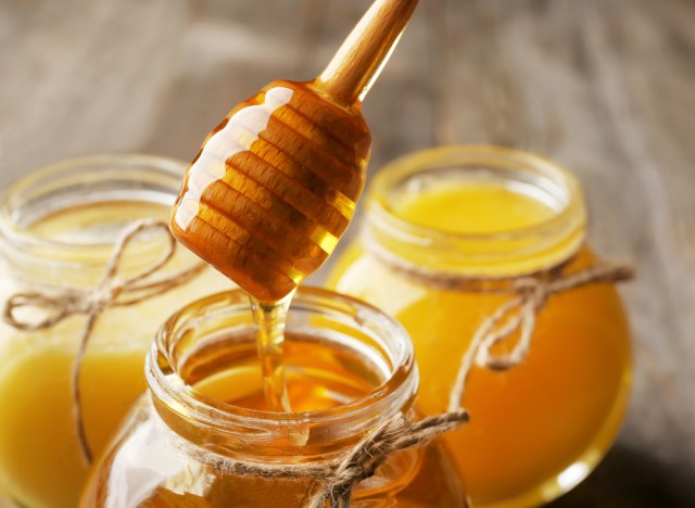 Šta se dešava sa našim telom ako pojedemo kašiku meda pre spavanja?